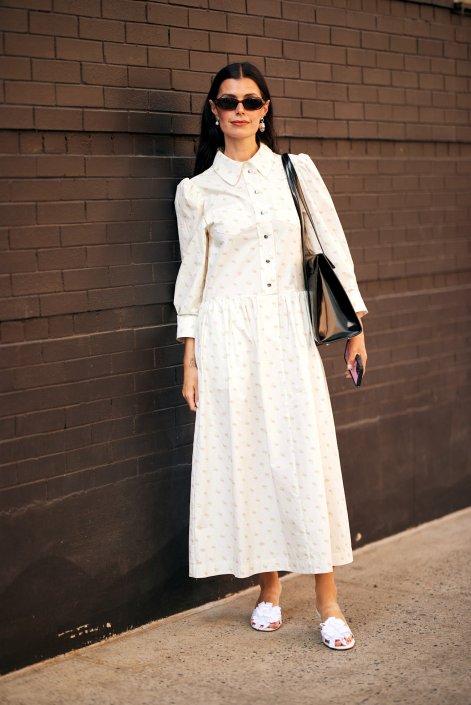 sukienki-koszulowe-trendy-wiosna-lato-2026-New York str S26 1492