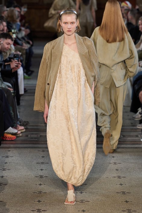 bubble-dress-trendy-wiosna-lato-2026-Uma Wang S26 008