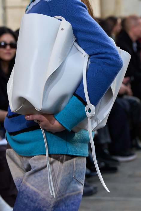 białe-torebki-trendy-wiosna-lato-2026-Gabriela Hearst clp S26 078