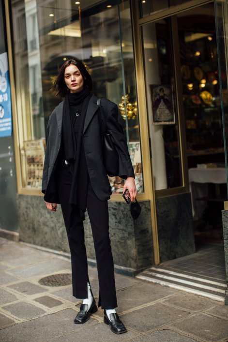 Mokasyny ze skarpetkami: jak stylowo nosić ten duet wiosną 2026 Paris str F22 0923