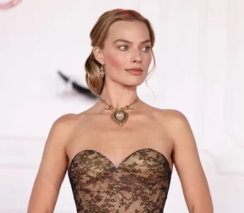Rozpuszczone vs upięte. 5 najpiękniejszych fryzur Margot Robbie znbsp;premiery „Wichrowych wzgórz”