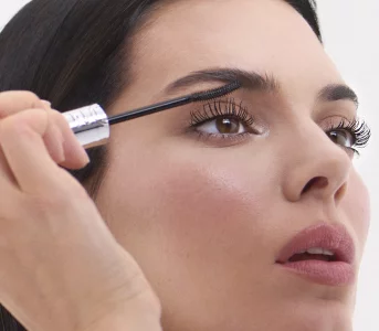 Jak optycznie powiększyć oko: 4 wskazówki makijażystki Agi Wilk