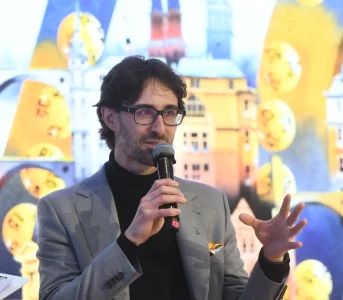 Ten mural ma wielkość kortu tenisowego. Powstał znbsp;okazji jubileuszu Totalizatora Sportowego