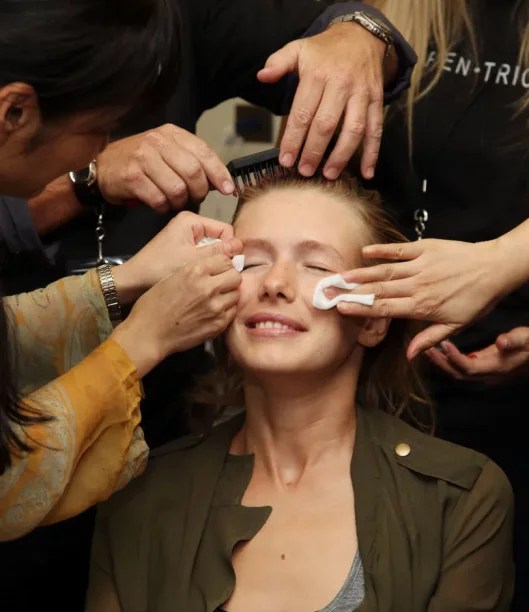 Koniec ery wieloetapowego oczyszczania? Te kosmetyki kompleksowo radzą sobie znbsp;demakijażem