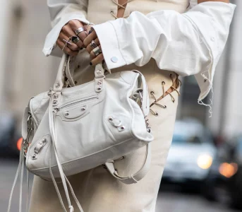 Biała torebka wraca. Pasuje nie tylko donbsp;letnich sukienek