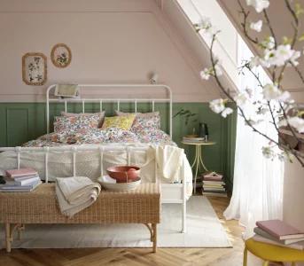 Kwiaty, pastele inbsp;estetyka retro. 7 najpiękniejszych wnętrzarskich trendów nanbsp;wiosnę 2026