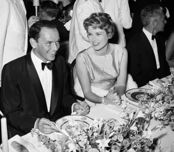 Tak sadzamy gości przy stole. 4 zasady, które ułatwią zadanie gospodarzom