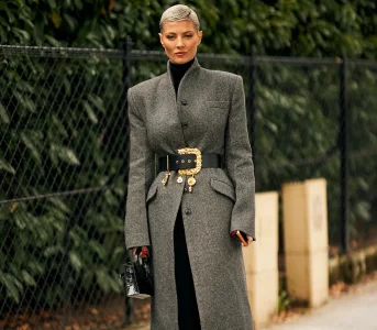 Wiosną inbsp;latem nosimy płaszcze wnbsp;wersji maxi. 7 modnych fasonów inbsp;wzorów