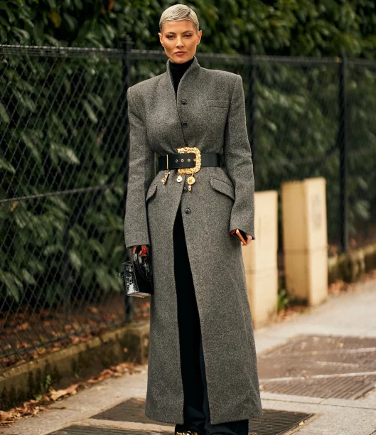 Wiosną inbsp;latem nosimy płaszcze wnbsp;wersji maxi. 7 modnych fasonów inbsp;wzorów