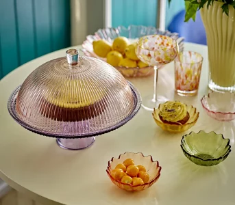 Kolorowe szkło wnbsp;stylu retro odmienia nowoczesne wnętrza