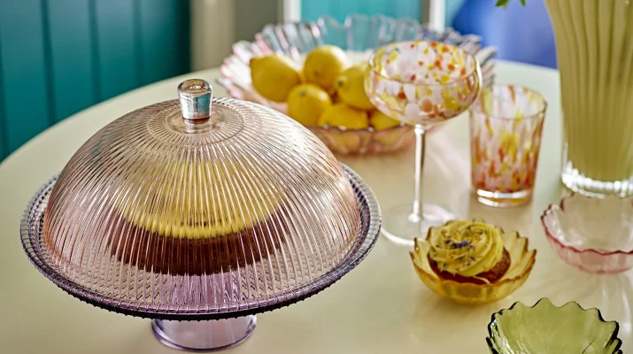 Kolorowe szkło w&nbsp;stylu retro odmienia nowoczesne wnętrza