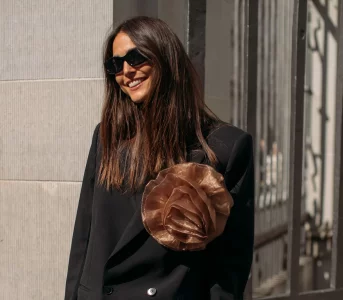 Broszki wracają wnbsp;wersji odnbsp;XS donbsp;XL. 7 pomysłów, jak nosić je wnbsp;nowoczesny sposób