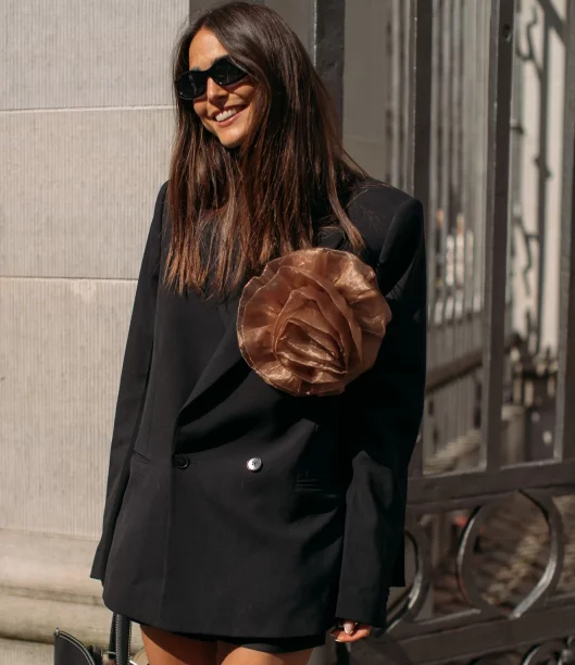 Broszki wracają wnbsp;wersji odnbsp;XS donbsp;XL. 7 pomysłów, jak nosić je wnbsp;nowoczesny sposób