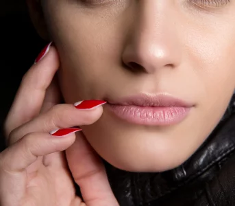 Dwukolorowy manicure. 29 inspiracji nanbsp;modne paznokcie