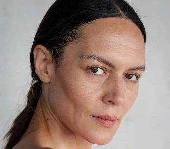 9 podkładów, które wyglądają jak druga skóra. Idealne dla cery dojrzałej