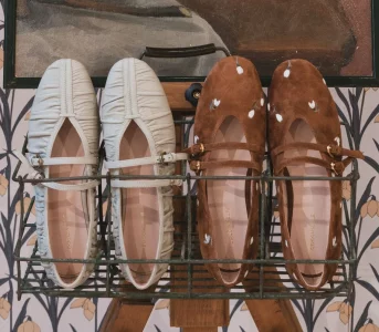 Klimat angielskiego ogrodu zaklęty wnbsp;projektach butów inbsp;torebek. To najnowsza kolekcja znanej włoskiej marki