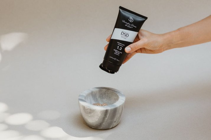 1.3 DIXIDOX DE LUXE PEELING helps to deeply cleanse and rid the scalp of impurities and dead cells (6)