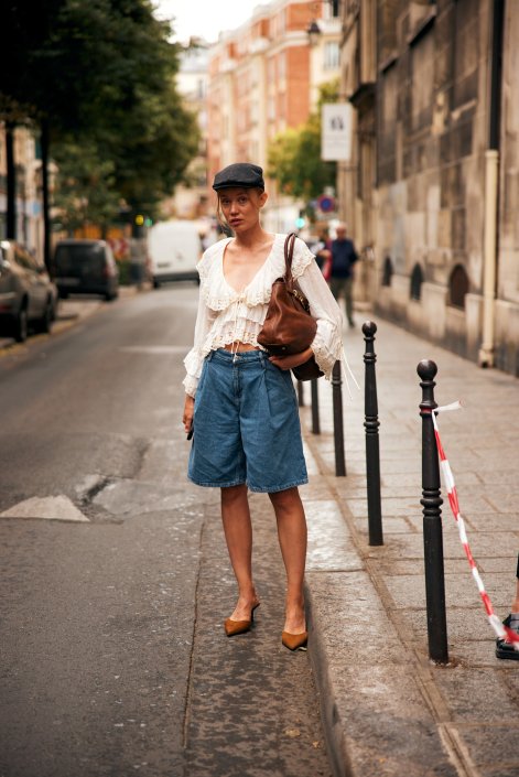 modne-nakrycia-głlowy-trendy-wiosna-lato-2026-Paris m str S26 0244