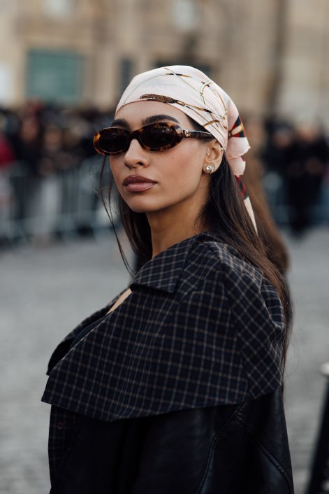 modne-nakrycia-głlowy-trendy-wiosna-lato-2026-Paris str S26 1703