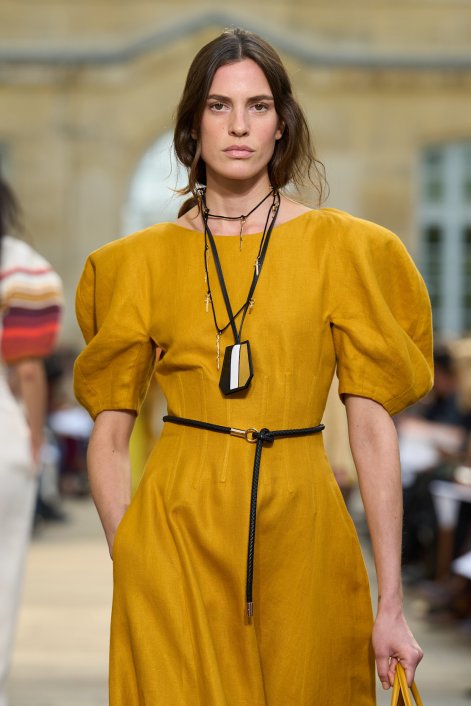 naszyjniki-na-rzemyku-trend-wiosna-lato-2026-Gabriela Hearst S26 024a