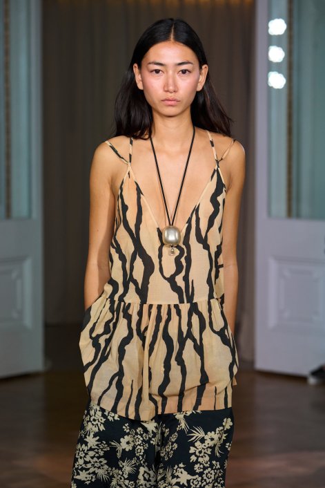 naszyjniki-na-rzemyku-trend-wiosna-lato-2026-Nanushka S26 012a