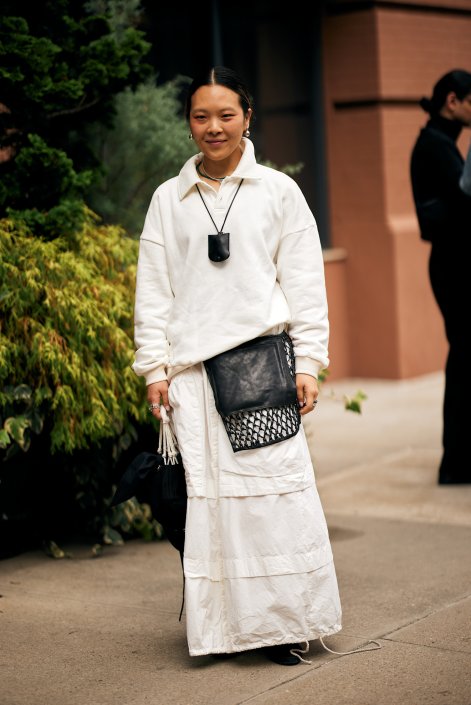 naszyjniki-na-rzemyku-trend-wiosna-lato-2026-New York str S26 2054