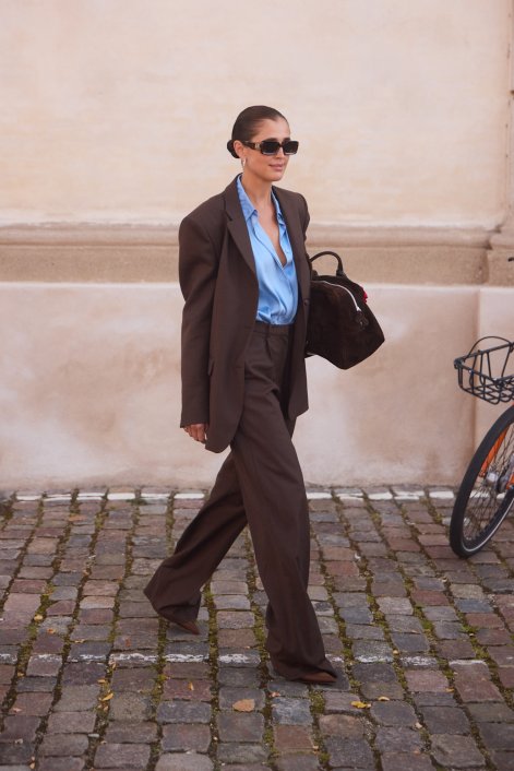 błękitna-koszula-na-wiosnę-lato-2026-stylizacje-Copenhagen str S25 0466