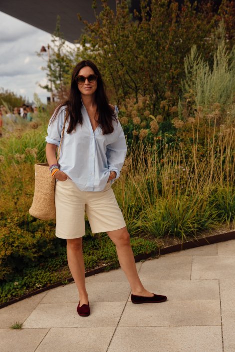 błękitna-koszula-na-wiosnę-lato-2026-stylizacje-Copenhagen str S25 0712