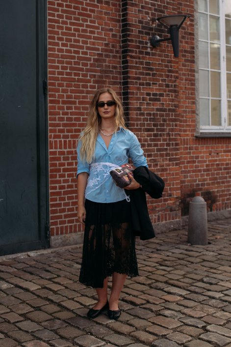 błękitna-koszula-na-wiosnę-lato-2026-stylizacje-Copenhagen str S26 0073