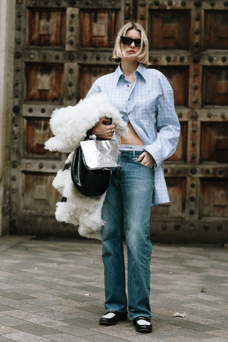 błękitna-koszula-na-wiosnę-lato-2026-stylizacje-London str F25 0828