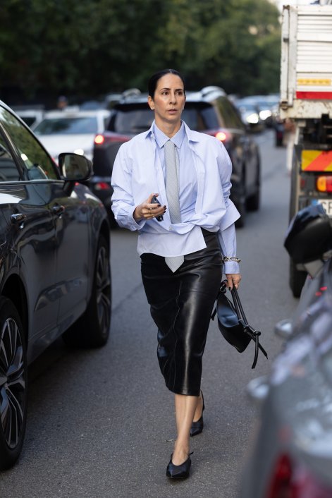 błękitna-koszula-na-wiosnę-lato-2026-stylizacje-Milano str S26 0865