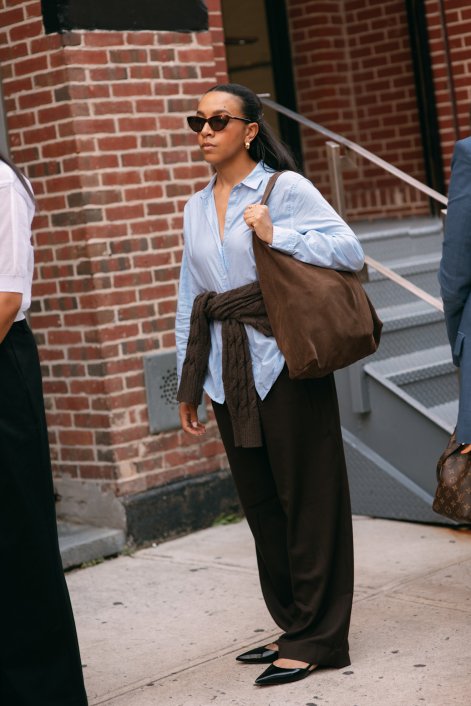 błękitna-koszula-na-wiosnę-lato-2026-stylizacje-New York str S26 0324