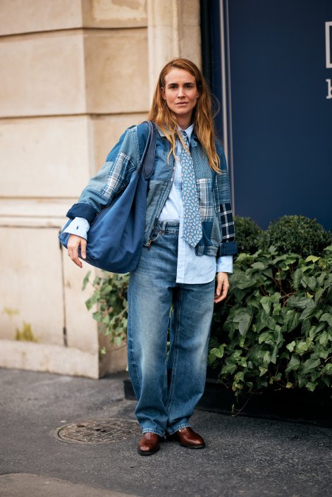 błękitna-koszula-na-wiosnę-lato-2026-stylizacje-Paris str F25 1370