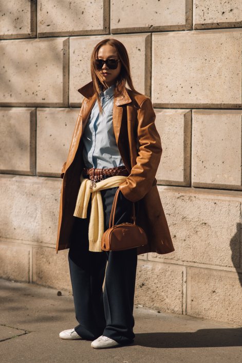 błękitna-koszula-na-wiosnę-lato-2026-stylizacje-Paris str F26 3329