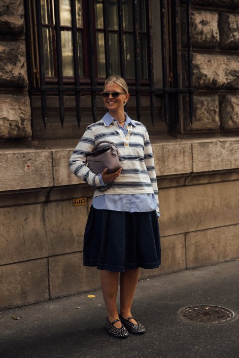 błękitna-koszula-na-wiosnę-lato-2026-stylizacje-Paris str S25 2030