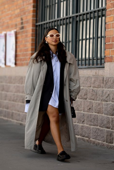 błękitna-koszula-na-wiosnę-lato-2026-stylizacje-Stockholm str S23 0150