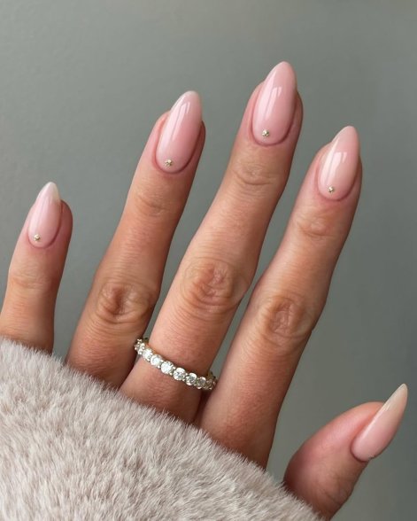 biżuteryjny-manicure-wiosna-lato-2026-inspiracje-12