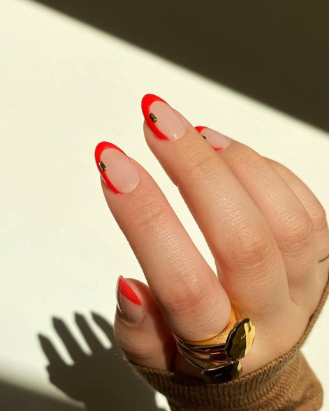 biżuteryjny-manicure-wiosna-lato-2026-inspiracje-13