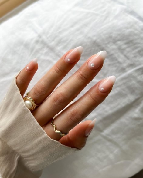 biżuteryjny-manicure-wiosna-lato-2026-inspiracje-14