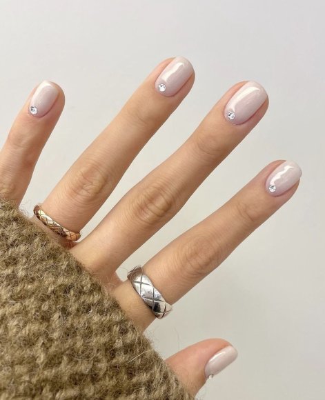 biżuteryjny-manicure-wiosna-lato-2026-inspiracje-2