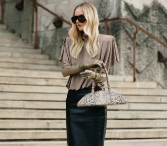 Podkreślamy ramiona. Kultowy trend znbsp;lat 80. wraca wnbsp;eleganckiej wersji