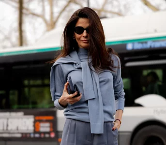 Zapoczątkował erę minimalizmu wnbsp;modzie. Teraz szary total look wraca wnbsp;eleganckiej wersji