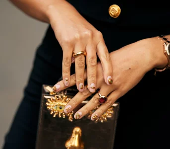 Biżuteryjny manicure nanbsp;wiosnę inbsp;lato. Perły, cyrkonie inbsp;metaliczne akcenty