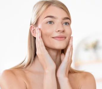 Sekret promiennej skóry nanbsp;wiosnę. Jak przywrócić jej nawilżenie inbsp;świeżość