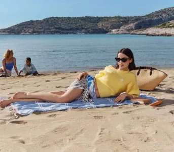 Lily Collins inbsp;trend european summer. Gwiazda kina inspiruje wakacyjnymi stylizacjami wnbsp;kampanii Zalando