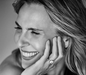 Spojrzenie pełne blasku. Jak skutecznie zadbać onbsp;okolicę oczu inbsp;pożegnać kurze łapki?