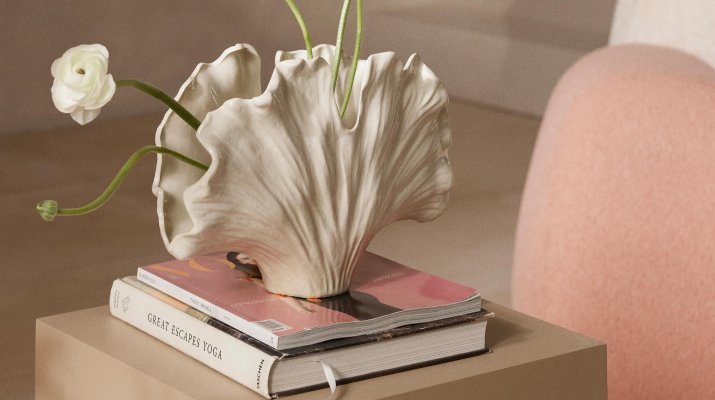 Kolory ziemi, botaniczne wzory i&nbsp;organiczne formy definiują wystrój wnętrz 2026