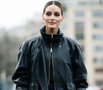 Sportową kurtkę znbsp;efektownym kołnierzem nosimy tej wiosny donbsp;eleganckich stylizacji