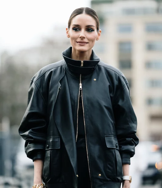 Sportową kurtkę znbsp;efektownym kołnierzem nosimy tej wiosny donbsp;eleganckich stylizacji