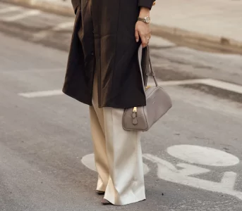 Satynowe spodnie zamiast jeansów. 6 modnych połączeń nanbsp;nowy sezon